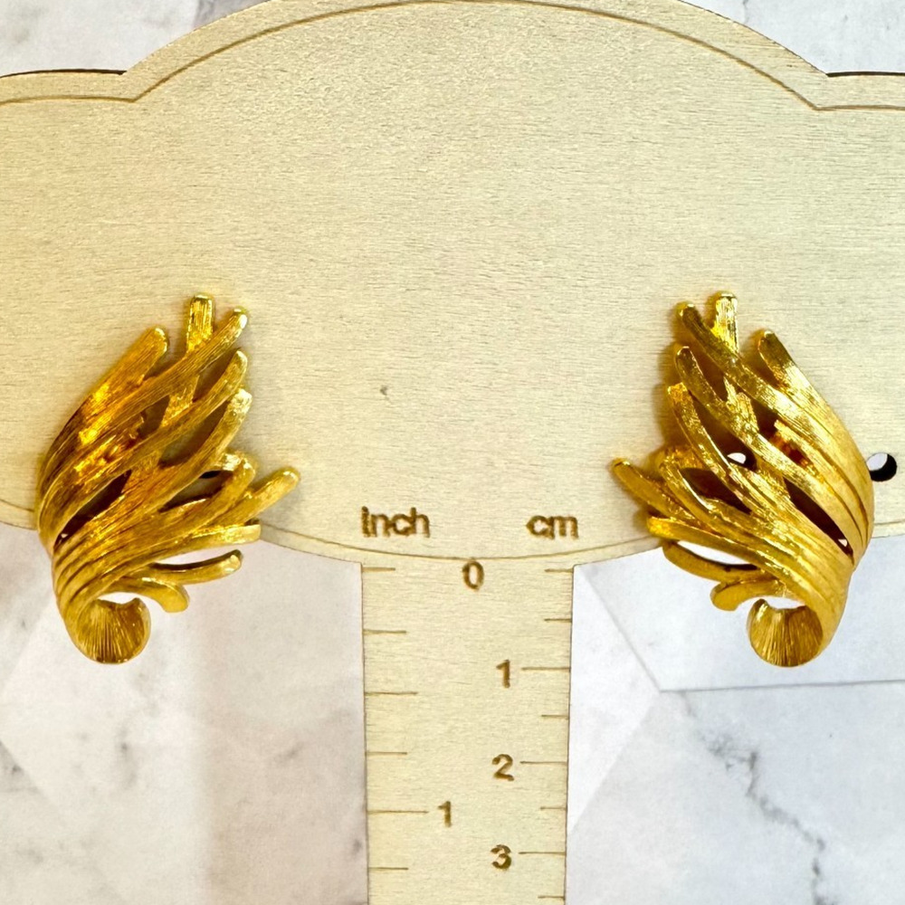 Vintage Monet Clip Earrings Gold Tone Abstract Swirl Sea Grass Plant Leaf 1980s